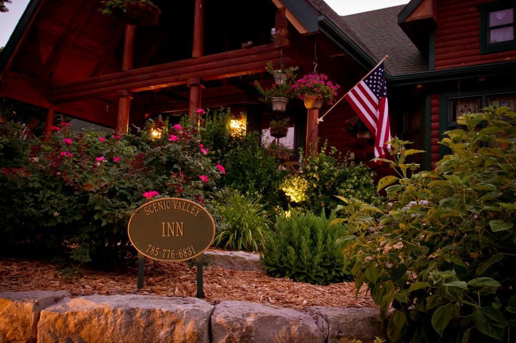 Scenic Valley Inn B&B And Event Center แมนฮัตตัน ภายนอก รูปภาพ